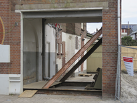 907405 Gezicht op de voormalige ingang van garage Dingemans (Koekoekstraat 33bis-35) te Utrecht, die grotendeels gesloopt is.
